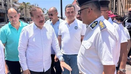 محافظ بورسعيد يلتقي بعدد من المواطنين عقب الصلاة ويستمع لمطالبهم وآرائهم