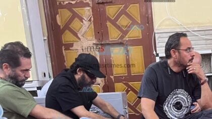 «وجع العمر وحزن القلب».. انهيار أحمد حلمي في اللحظات الأخيرة لوداع والدته للمثوى الأخير